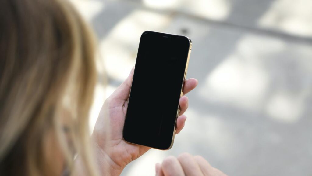 foto: layar iphone hitam dan mati total