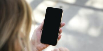 foto: layar iphone hitam dan mati total