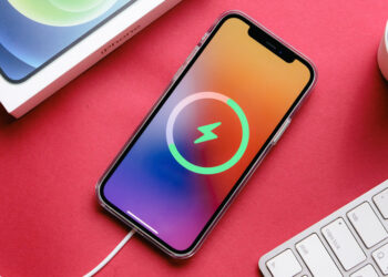 foto: pengisian daya iphone (idrop news)