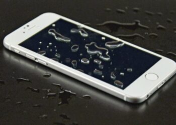 foto: cara mengatasi HP yang terkena air